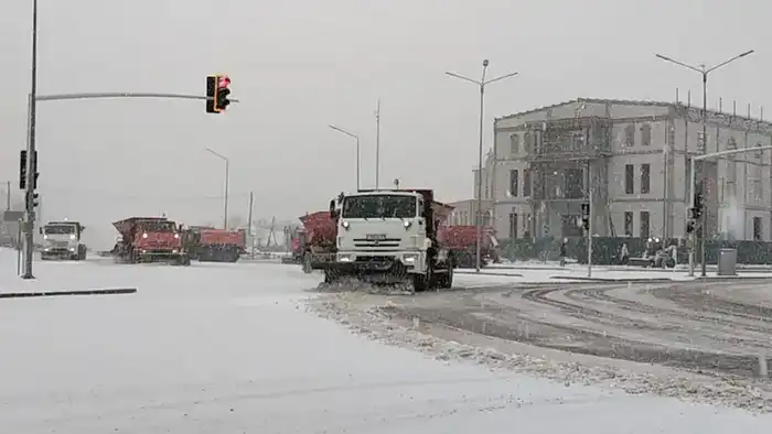 Свыше 1 тыс. единиц спецтехники задействовано в снегоуборочных работах днем в Астане (6)