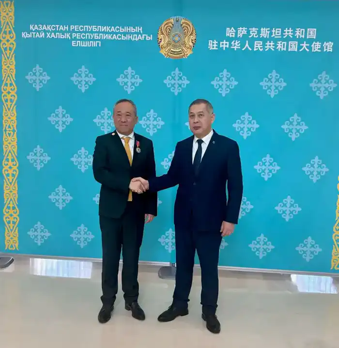 Награждение президента Пекинского университета языка и культуры орденом «Достық» II степени как знак укрепления образовательного сотрудничества между Казахстаном и Китаем Павлодаре