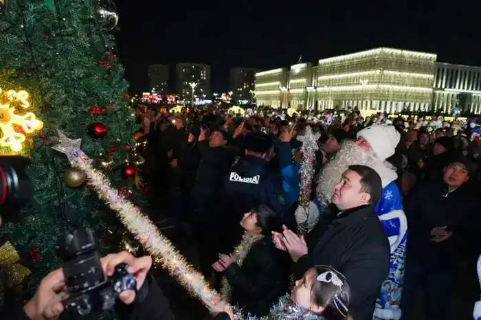 В ТУРКЕСТАНЕ ЗАЖГЛИ ОГНИ ГЛАВНОЙ ЕЛКИ (2)