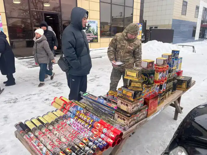 МЧС предупреждает о безопасности при использовании пиротехники во время новогодних праздников Павлодаре