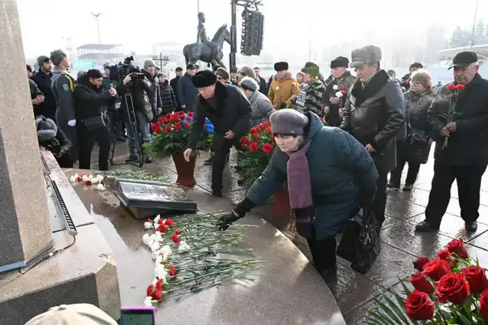 Цветы к монументу «Тәуелсіздік» в Алматы Павлодаре