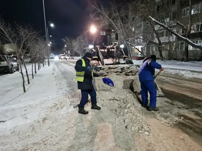 Свыше тысячи единиц спецтехники вышли на уборку снега в Астане в ночную смену (6)