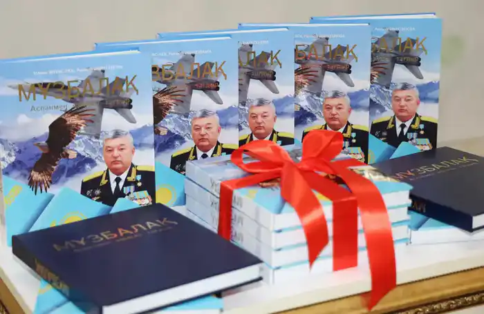 В Минобороны прошло чествование Халық қаһарманы Мухтара Алтынбаева в честь его 80-летнего юбилея (2)