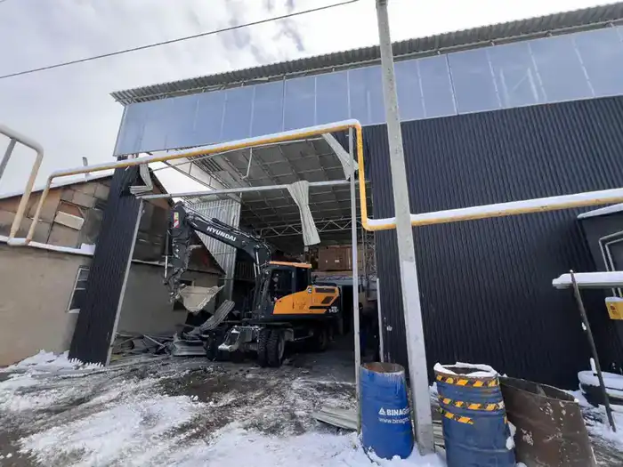 В Алматы начался снос незаконного двухэтажного здания на ул. Байдибек би Павлодаре