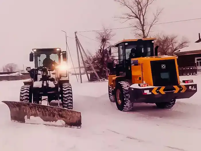 В Бородулихинском и Бескарагайском районах продолжается очистка дорог от снега Павлодаре