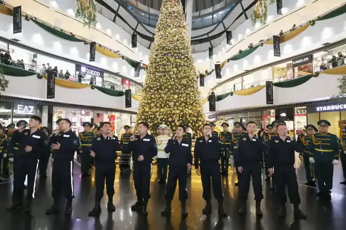 Военнослужащие Нацгвардии наполнили столицу новогодним настроением (6)