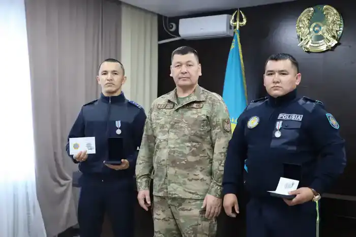 В области Ұлытау награждены полицейские за спасение детей при пожаре (4)