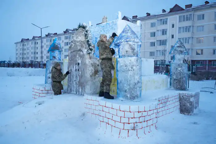 Лёд, фантазия и тепло сердец: столичные гвардейцы создали новогодний городок (6)