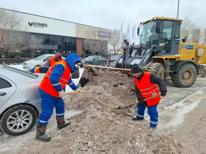 Более 1200 единиц спецтехники заняты в снегоуборочных работах в Астане (3)
