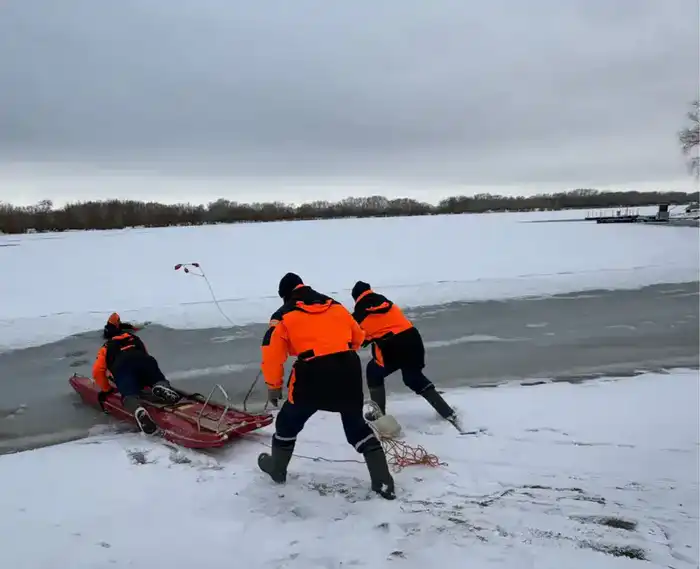 МЧС призывает граждан не выходить на тонкий лёд и соблюдать правила безопасности на водоёмах (9)