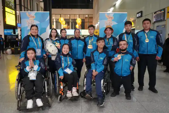 Победители V Азиатских пара игр вернулись в страну: их торжественно встретили болельщики (2)