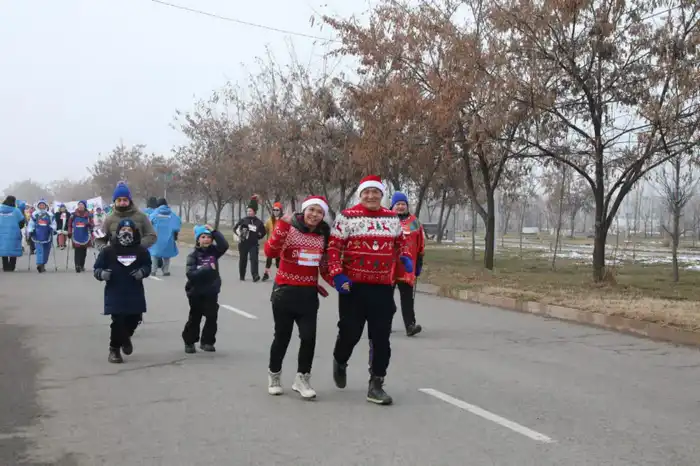 В Алматы прошёл предновогодний семейный забег под девизом «Одна цель. Один путь» (4)