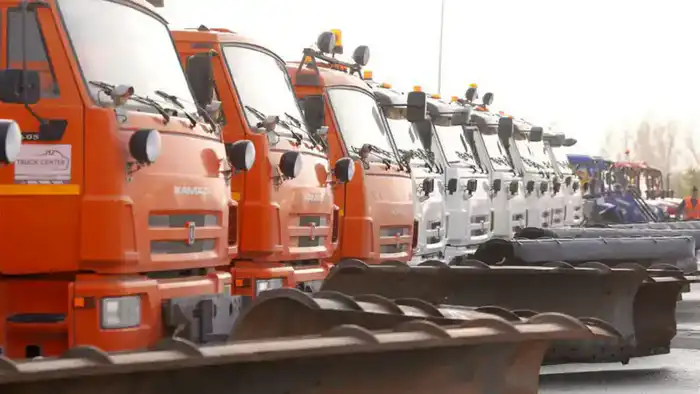 Зимнее пробуждение: Спецтехника Туркестана готова к борьбе со снегом Павлодаре