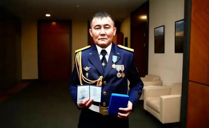 Пожарный МЧС награжден государственной наградой (3)