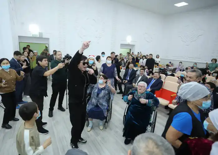 Подарки и поздравления от главы региона: как новогодние мероприятия влияют на поддержку получателей услуг Центра социальных услуг № 2 Павлодаре