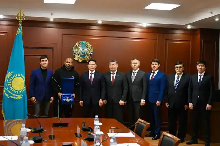 Ербол Мырзабосынов встретился с легендарным боксёром Роем Джонсом (2)