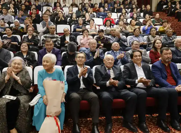 В Жетісу торжественно отметили присвоение академического статуса драматическому театру имени Бикен Римовой (7)
