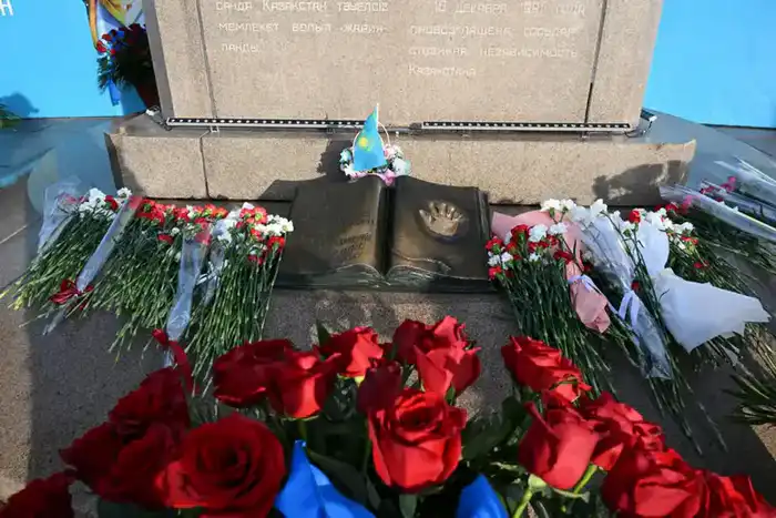 Аким Алматы возложил цветы к монументу «Тәуелсіздік» (5)