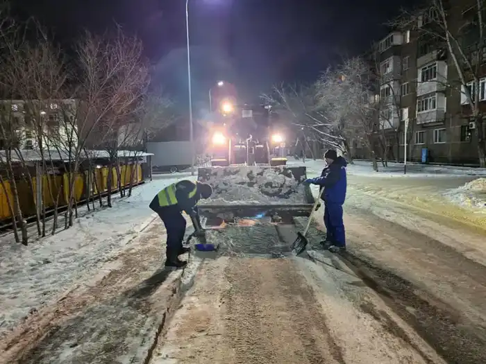 Свыше тысячи единиц спецтехники вышли на уборку снега в Астане в ночную смену (5)