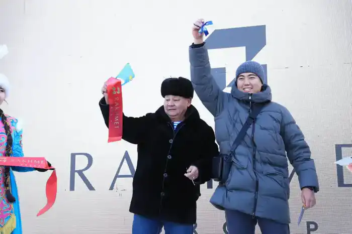 Жильцам ЖК «Exclusive», ранее являвшегося долгостроем, в День Независимости вручили ключи от квартир (7)