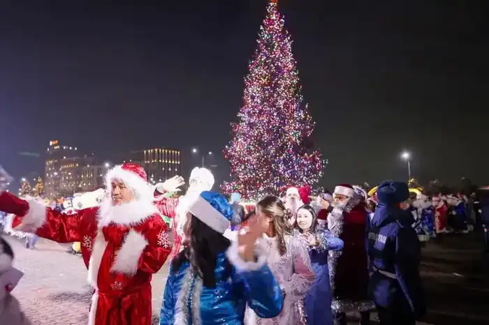 Зажжение новогодней ёлки в Шымкенте развлекательная программа фигурное катание ледовые катки Павлодаре