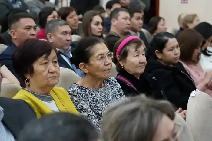 Аким Кокшетау обсудил развитие города с жителями Павлодаре