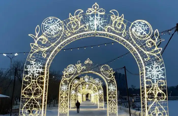 Караганда готовится к Новому году: центральный парк украшен новогодними инсталляциями Павлодаре