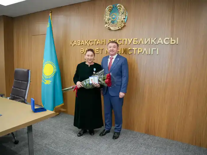 Министр юстиции Ерлан Сарсембаев в честь Дня адвокатуры наградил представителей адвокатского сообщества (4)