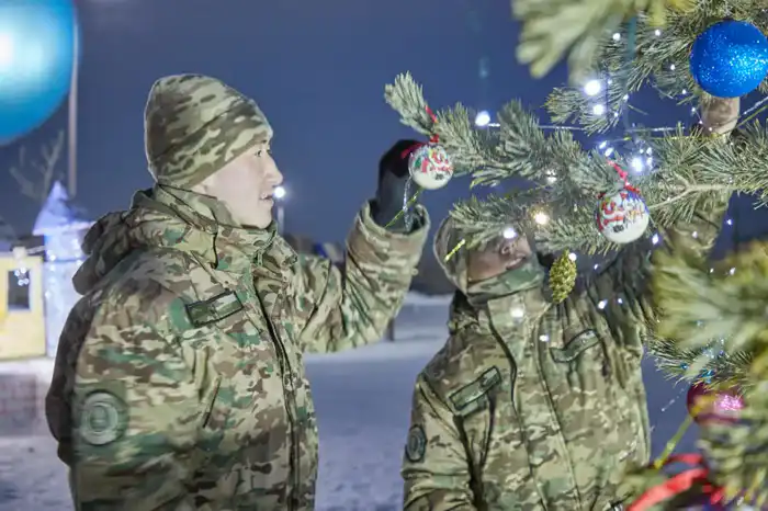 Лёд, фантазия и тепло сердец: столичные гвардейцы создали новогодний городок (8)