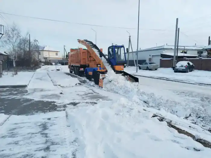 Более 3 000 дорожных рабочих задействованы в снегоуборочных работах в Астане (7)