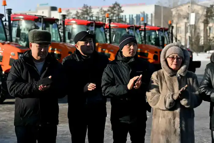 Победителям областного конкурса «Үлгілі ауыл» вручены 20 тракторов (8)