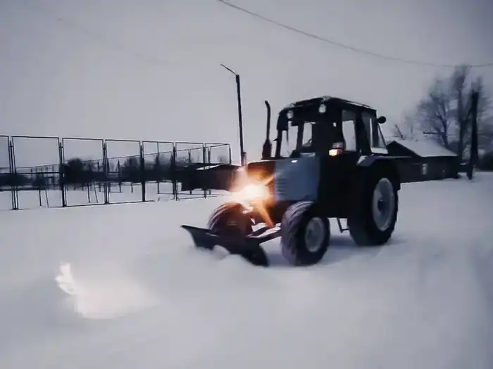 В Бородулихинском и Бескарагайском районах проводятся работы по очистке дорог от снега (4)