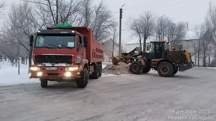 Более 1200 единиц спецтехники заняты в снегоуборочных работах в Астане (7)