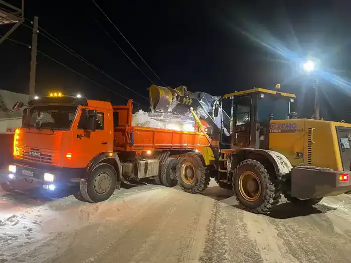 Более 1 200 единиц спецтехники задействованы в снегоуборочных работах в Астане в ночную смену (6)