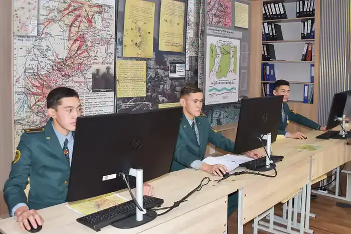 В Военном институте Сухопутных войск открыли учебный класс имени Бауыржана Момышулы (2)