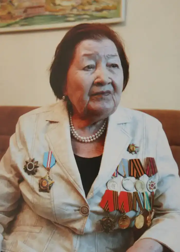 Алматинские военнослужащие поздравили ветерана с юбилеем Павлодаре