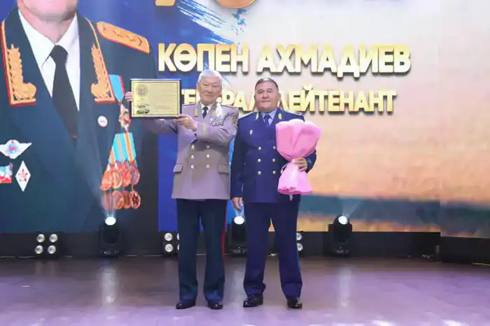 В Астане ветерана Сил воздушной обороны Копена Ахмадиева поздравили с юбилеем (6)