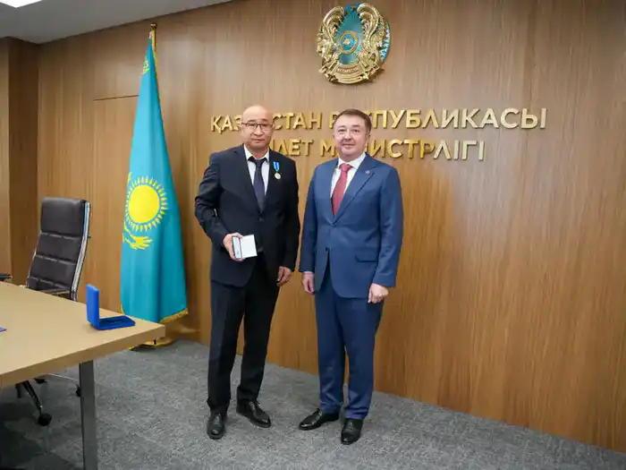 Министр юстиции Ерлан Сарсембаев в честь Дня адвокатуры наградил представителей адвокатского сообщества (5)