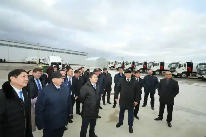 «Таза Қазақстан»: Аким области ознакомился с новой техникой для вывоза мусора (7)
