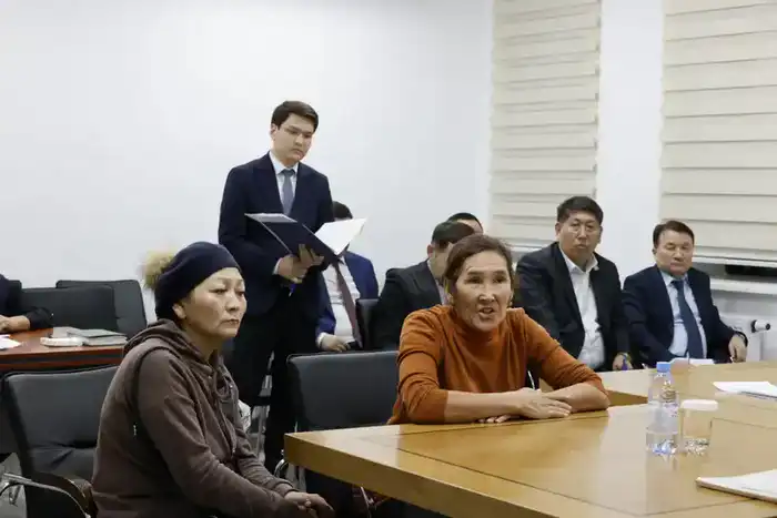 Аким области Жетісу обсудил вопросы реабилитации инвалидов и жилищных отношений на приеме граждан Павлодаре