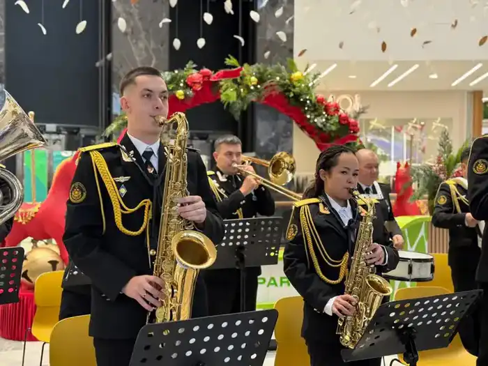 Празднование Дня Независимости военными и народом в Алматы Павлодаре