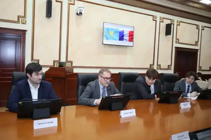 Аким Мангистауской области принял Чрезвычайного и Полномочного Посла Франции в Казахстане (2)