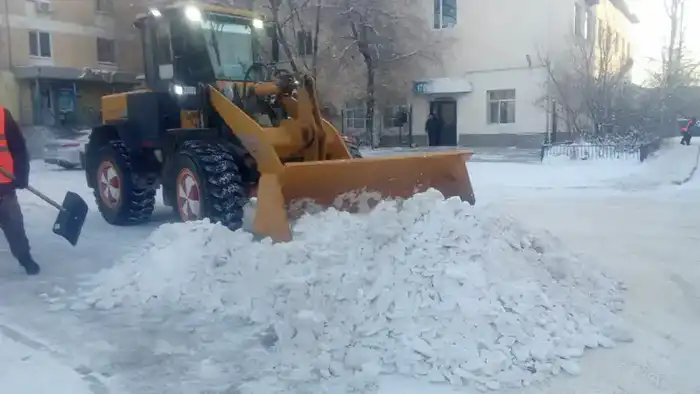 В Астане более 3000 дорожных рабочих и 1400 единиц техники работают над уборкой снега Павлодаре