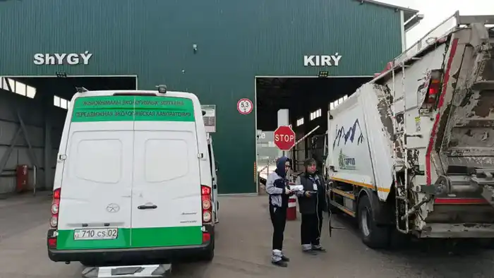 Контроль за мусоровывозящим транспортом в Алматы для снижения загрязнения воздуха Павлодаре