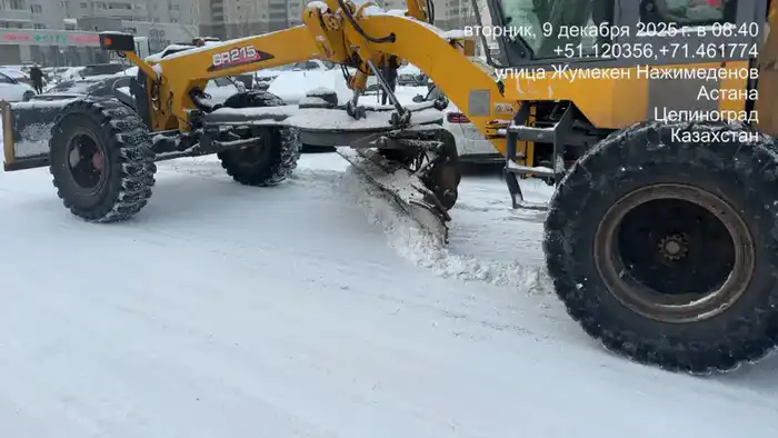 Более трех тысяч дорожных рабочих вышли на снегоуборочные работы в Астане (7)