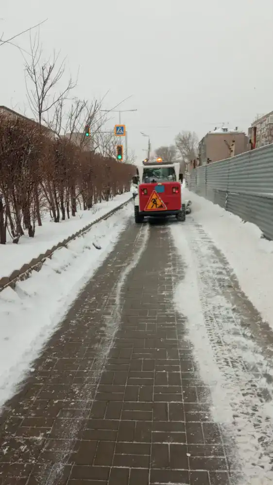 Обильный снегопад в Астане: коммунальные службы работают круглосуточно (7)