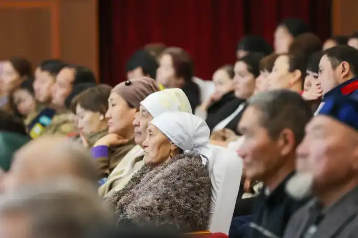 Обсуждение социально-экономических вопросов в Сарысуском районе: встреча Ербола Карашукеева с жителями Павлодаре