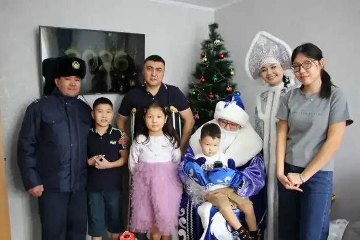 Полиция дарит детям сотрудников-героев новогоднюю сказку в ВКО Павлодаре