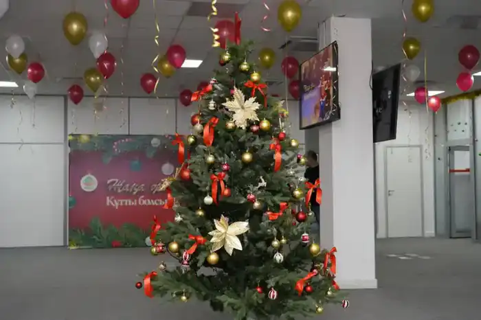 Международный новогодний праздник для детей в центре «Жанұя» в столице Павлодаре