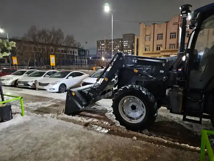 Около 3 500 тонн техсоли и больше 100 тысяч рейсов: коммунальщики столицы продолжают работу в усиленном режиме (4)